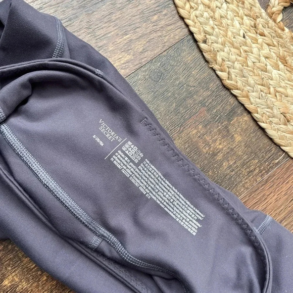 Victoria’s Secret tight purple leggings size 8 with pockets - Picture 4 of 6